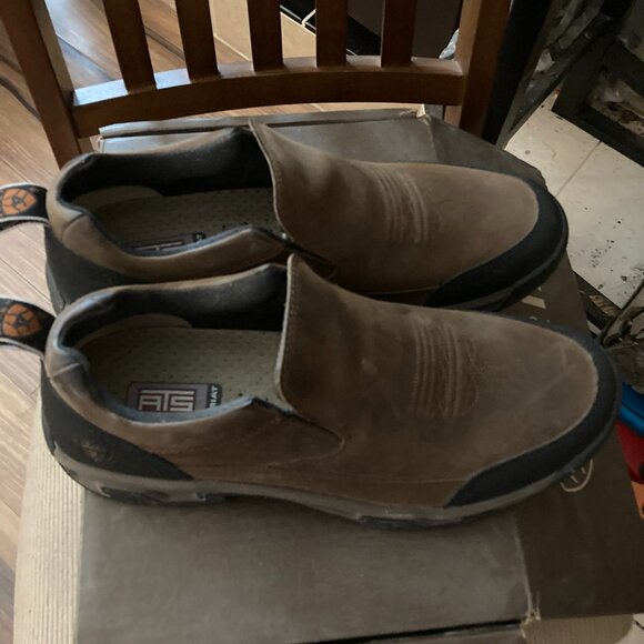 Ariat\'s Rockwood boots.  Distressed Brown size 9, EE wide. main image 4